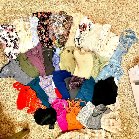 COPY - Womens Clothing Bundle (small and medium lot) - Picture 1 of 6